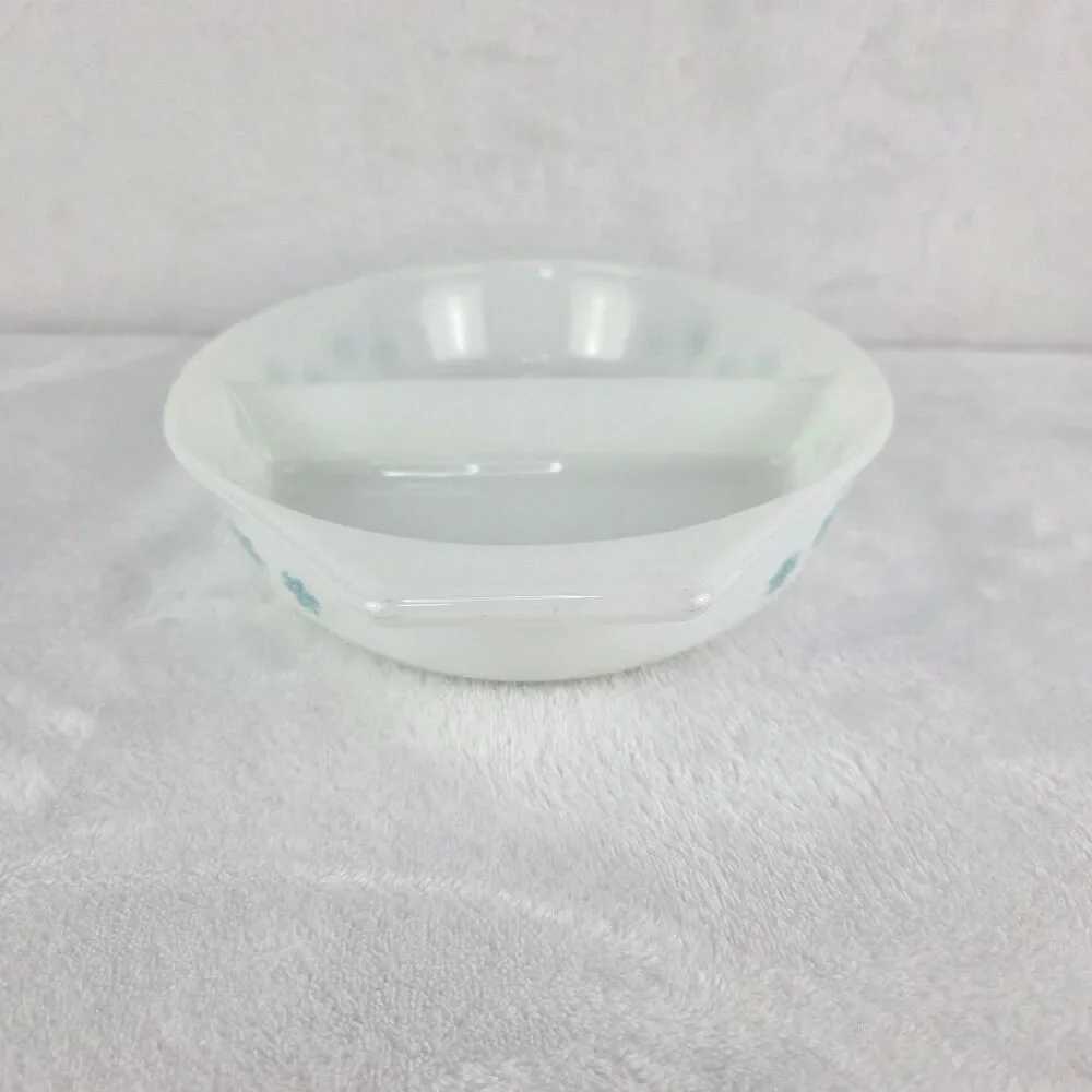 Vintage Pyrex 063 1.5 Qt Oval Divided Casserole Dish w/ Lid & Handles Snowflake